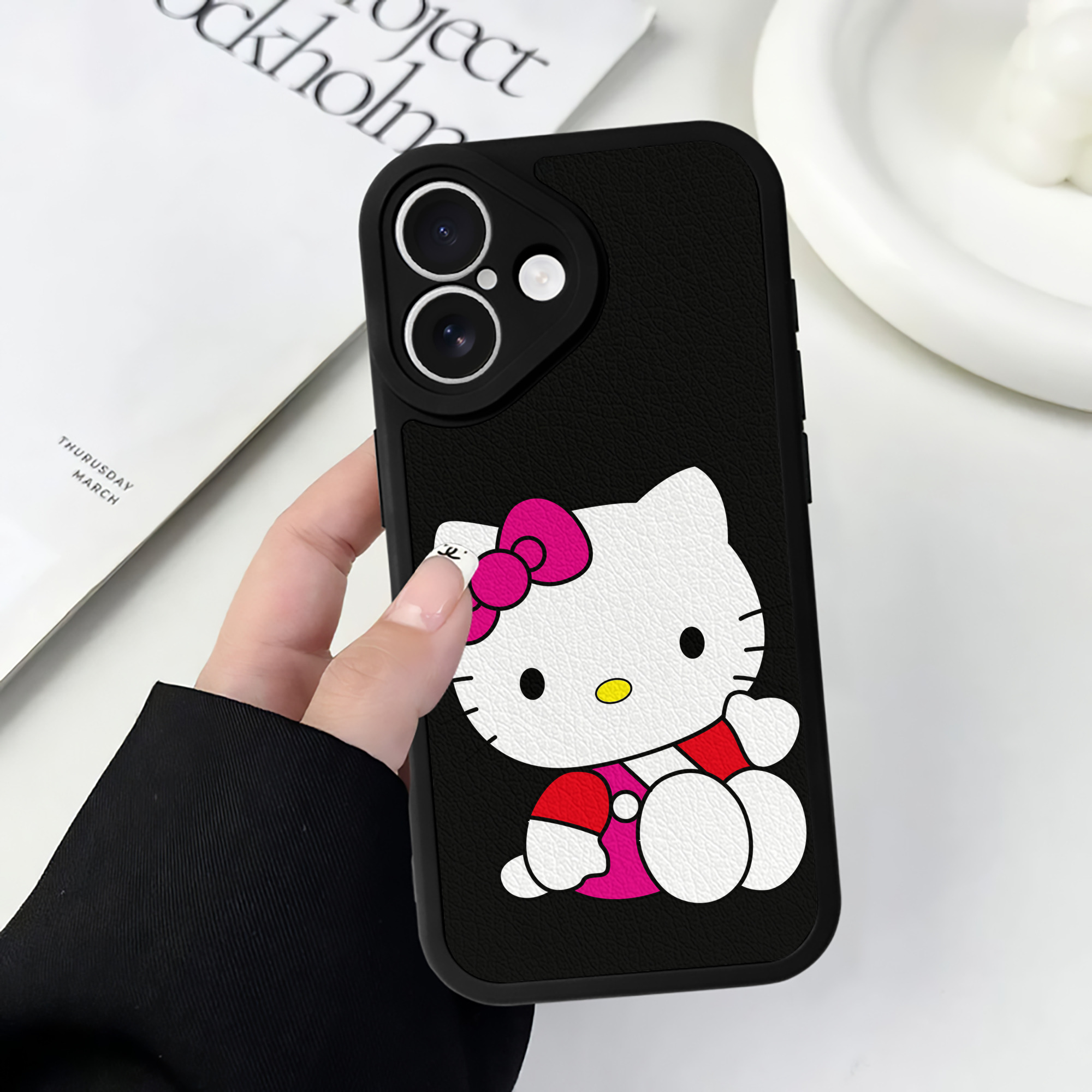 （画像用） Hello Kitty ハローキティ 【iPhone 16シリーズ対応】シリコンスマホケース（レザー調） 材質：シリコン